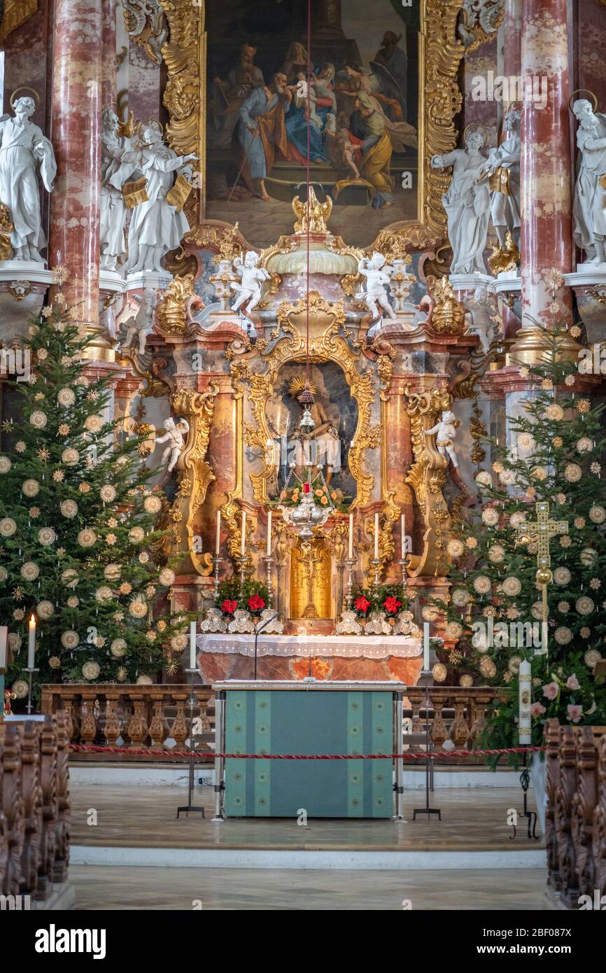 1 févr. 2020 - Steingaden, Allemagne: Autel principal avec statues bibliques à l'intérieur de l'église de pèlerinage de Wies Wieskirche Banque D'Images