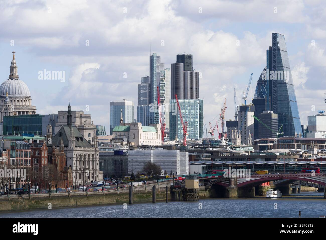 Vue sur la ville de Londres le principal quartier financier de Londres, depuis le pont de Waterloo. Londres, Royaume-Uni. 21 mars 2017 Banque D'Images