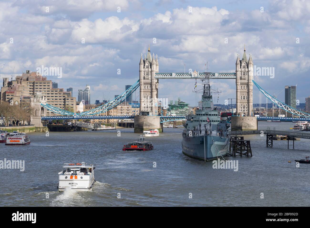 Tower Bridge et le second War Cruiser HMS Belfast, une voiture de guerre mondiale, toujours amarrée. La Belfast est maintenant un musée flottant géré par le musée de la guerre impériale. Banque D'Images