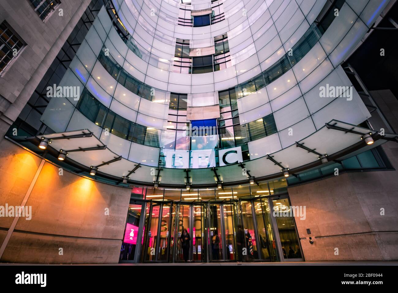 LONDON- British Broadcasting Corporation (BBC), bâtiment du siège social sur Portland place Banque D'Images