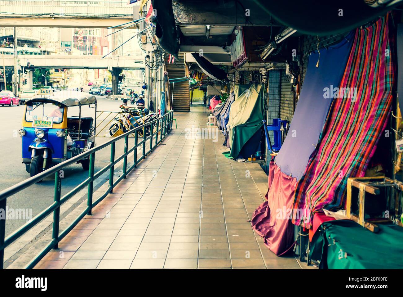 BANGKOK, THAÏLANDE - 5 AVRIL 2020: Le marché de Pratunam a été temporairement fermé par la loi gouvernementale pendant la maladie du coronavirus (Covid-19) Banque D'Images
