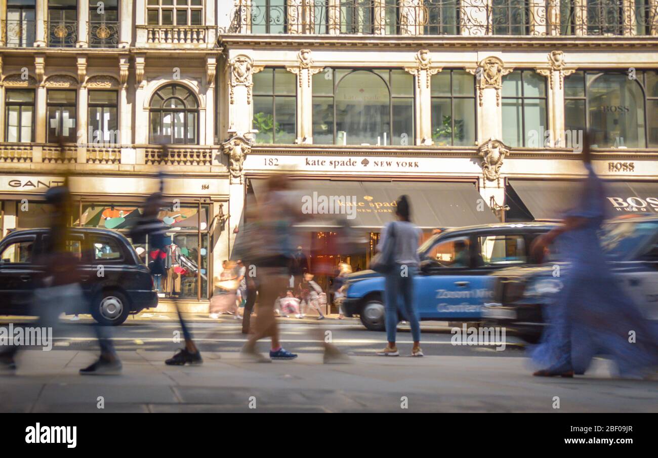 LONDRES- foules de clients floutés sur Regent Street, une rue historique du West End Banque D'Images