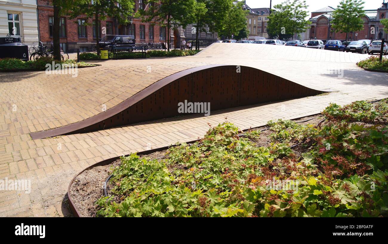 COPENHAGUE, DANEMARK - 05 JUILLET 2015 : parc Superkilen dans le quartier de Norrebro, parc de skateboard Banque D'Images