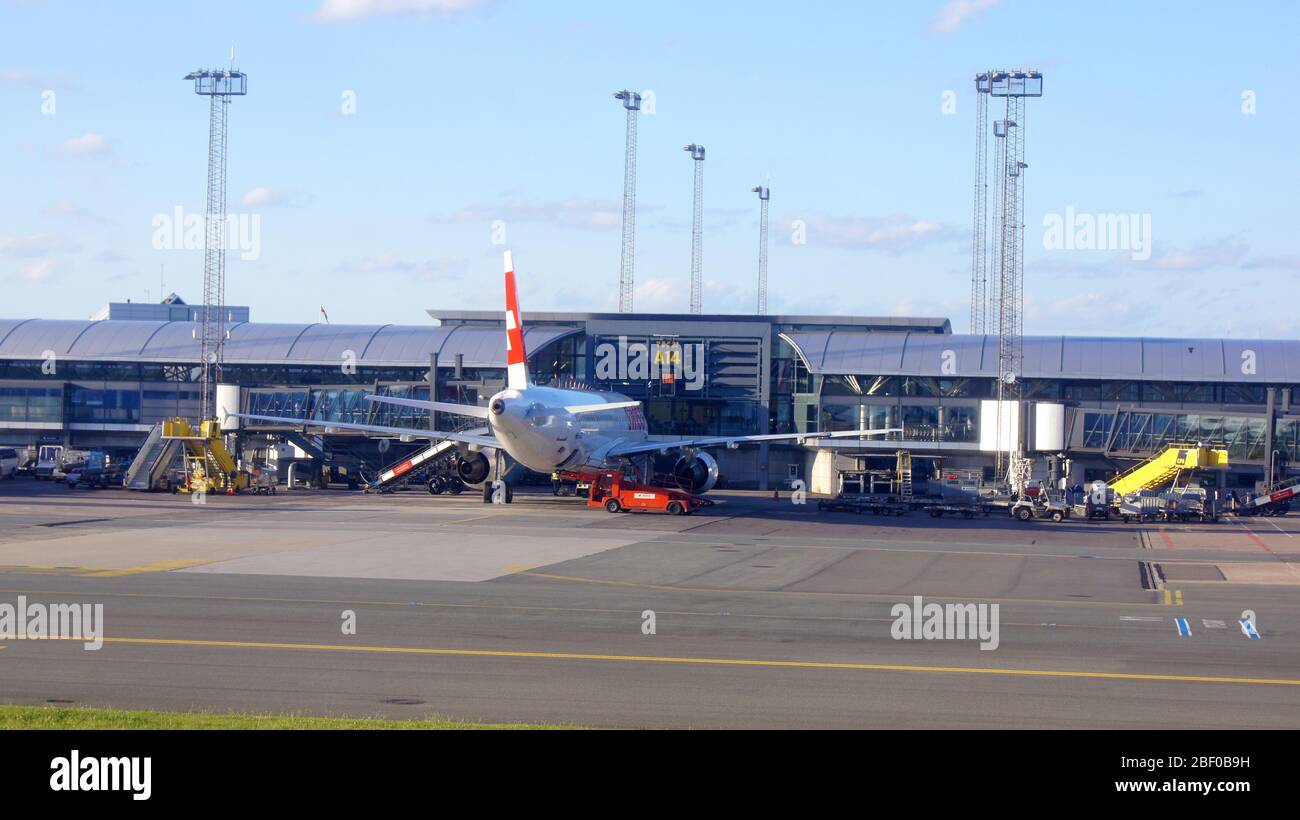 COPENHAGUE, DANEMARK - 6 JUILLET 2015 : chargement d'un avion stationné par l'aéroport de Copenhague, escaliers et porte-bagages à proximité Banque D'Images