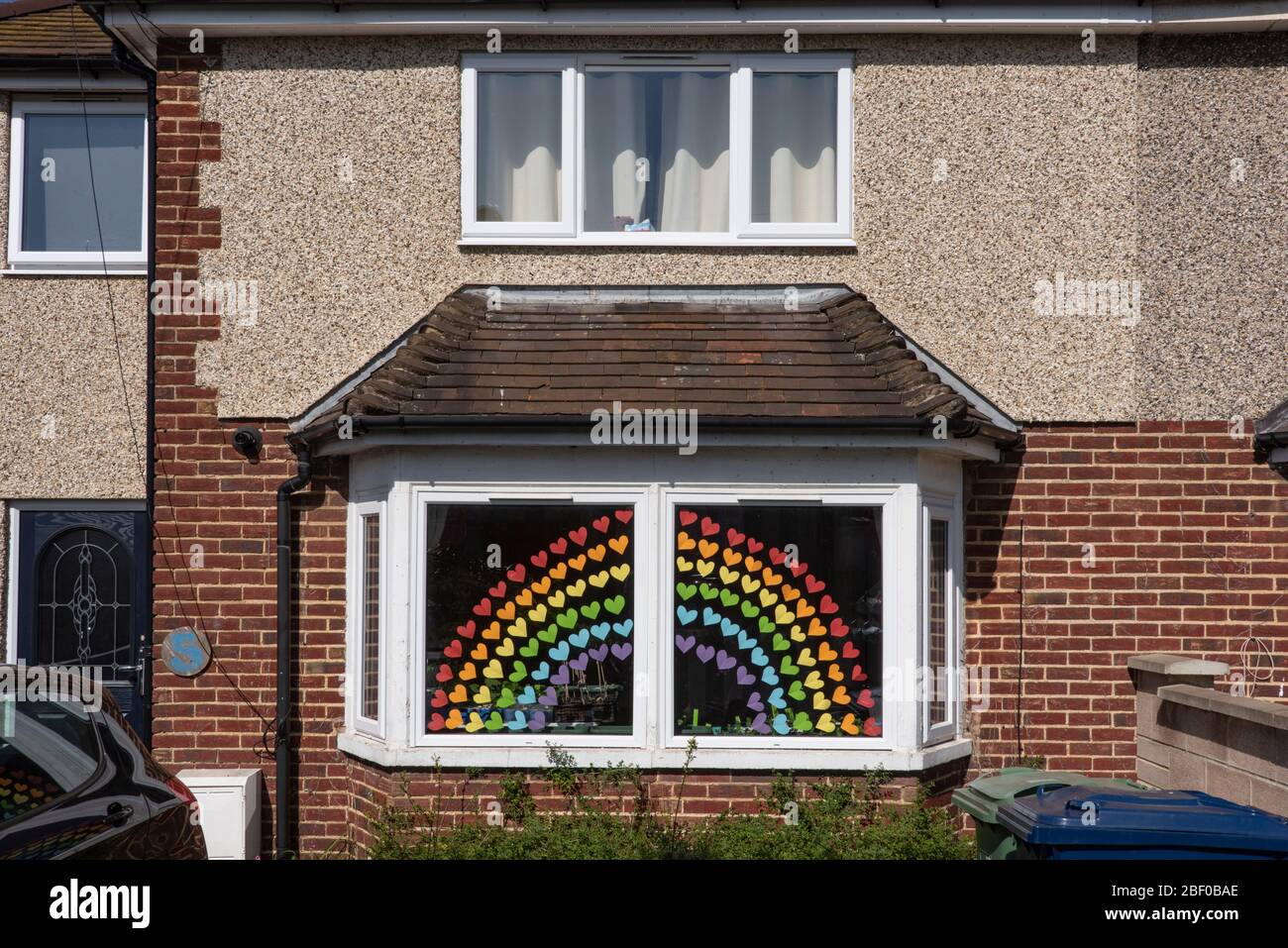 Des œuvres d'art arc-en-ciel pour enfants, qui montrent un soutien aux travailleurs de la santé et au NHS lors de l'éclosion du coronavirus (Covid-19), avril 2020. Banque D'Images