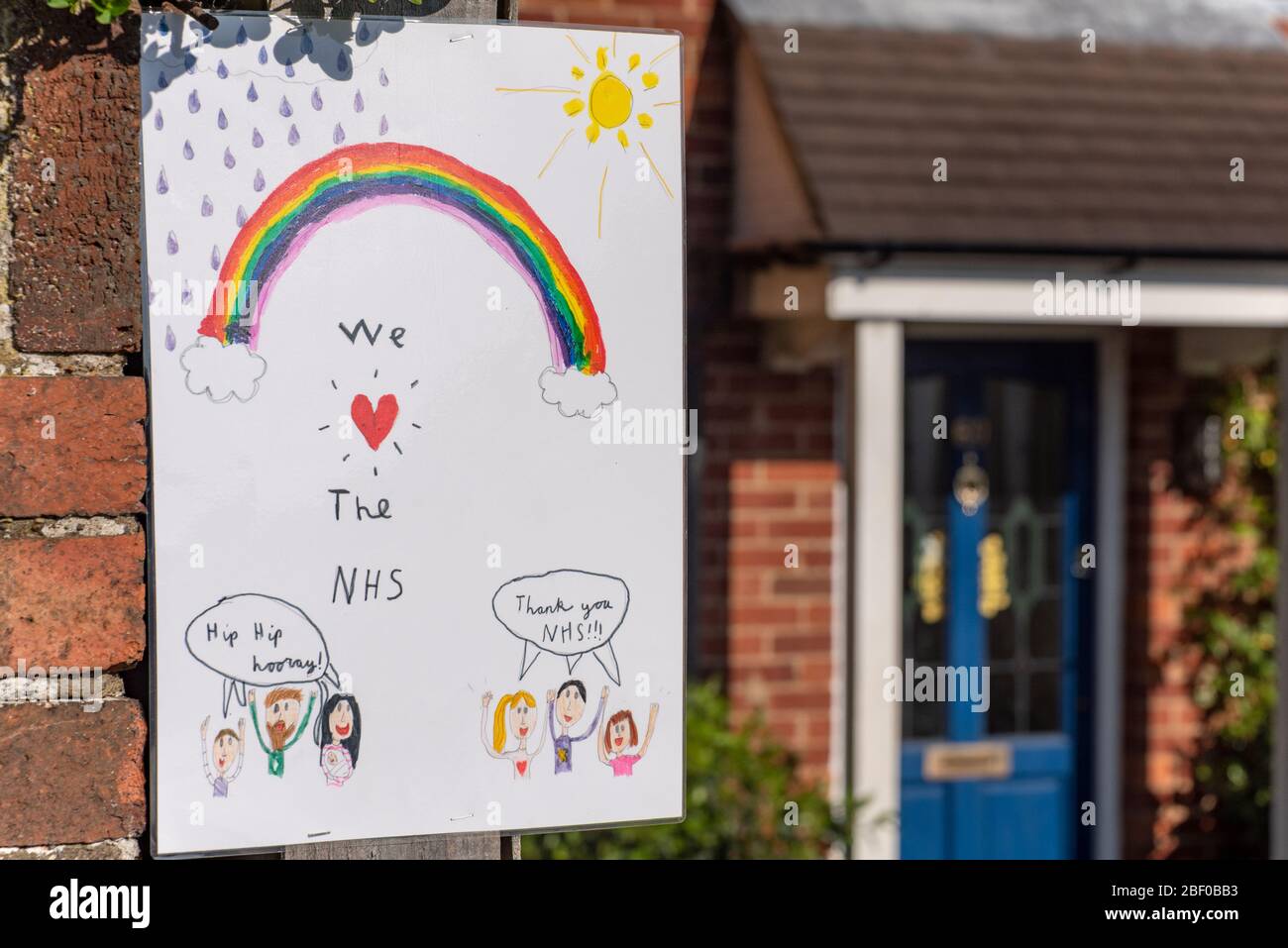 Des œuvres d'art arc-en-ciel pour enfants, qui montrent un soutien aux travailleurs de la santé et au NHS lors de l'éclosion du coronavirus (Covid-19), avril 2020. Banque D'Images