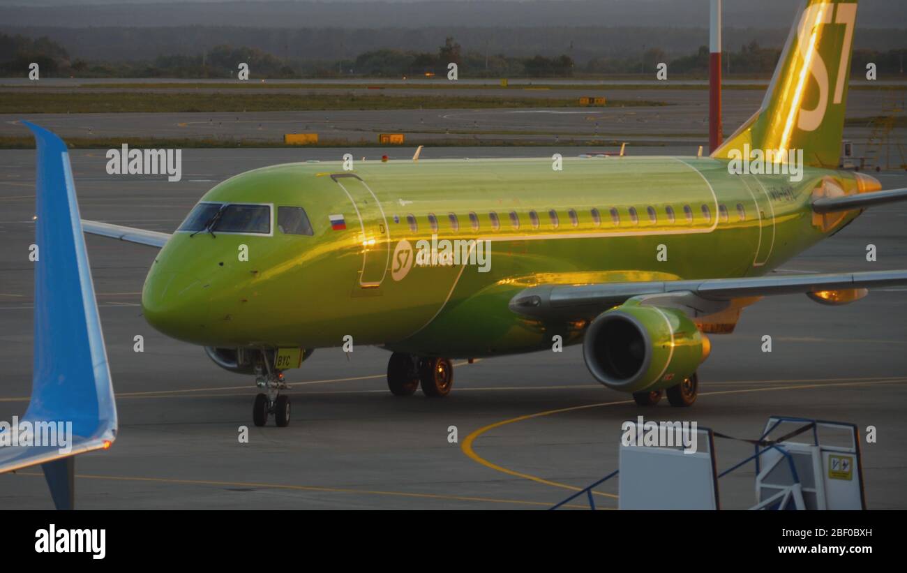 S7 Embraer en train de rouler après l'atterrissage Banque D'Images