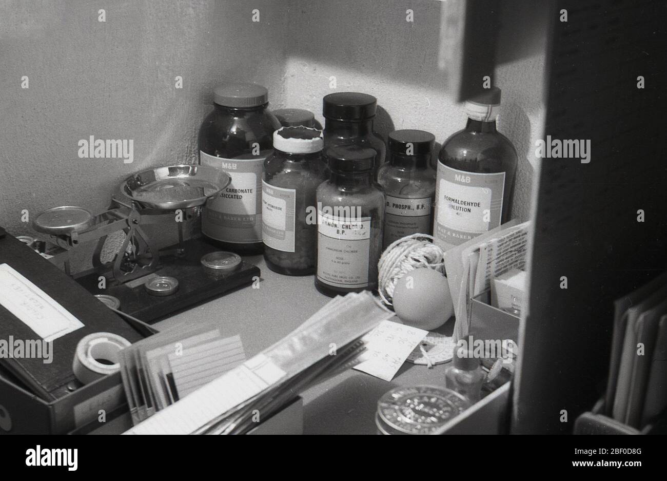 Années 1950, historique, bouteilles de produits chimiques fabriqués par May & Baker, matériaux utilisés dans le développement de films photographiques, Angleterre, Royaume-Uni. May & Baker est une société chimique britannique fondée à Wandsworth, Londres en 1839. Banque D'Images