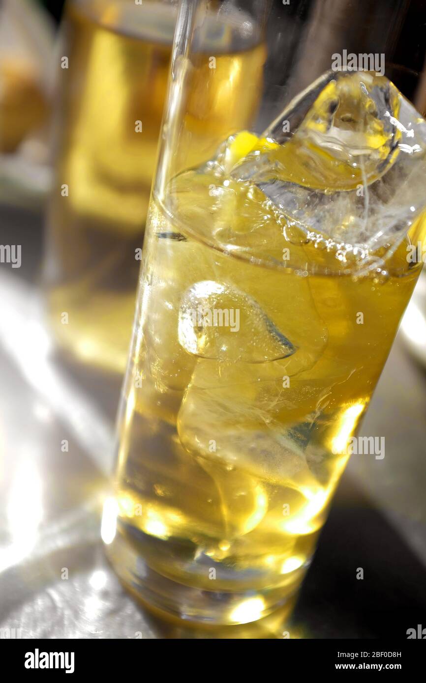 Vue sur un verre avec boisson et tranche de citron avec lumière de derrière Banque D'Images