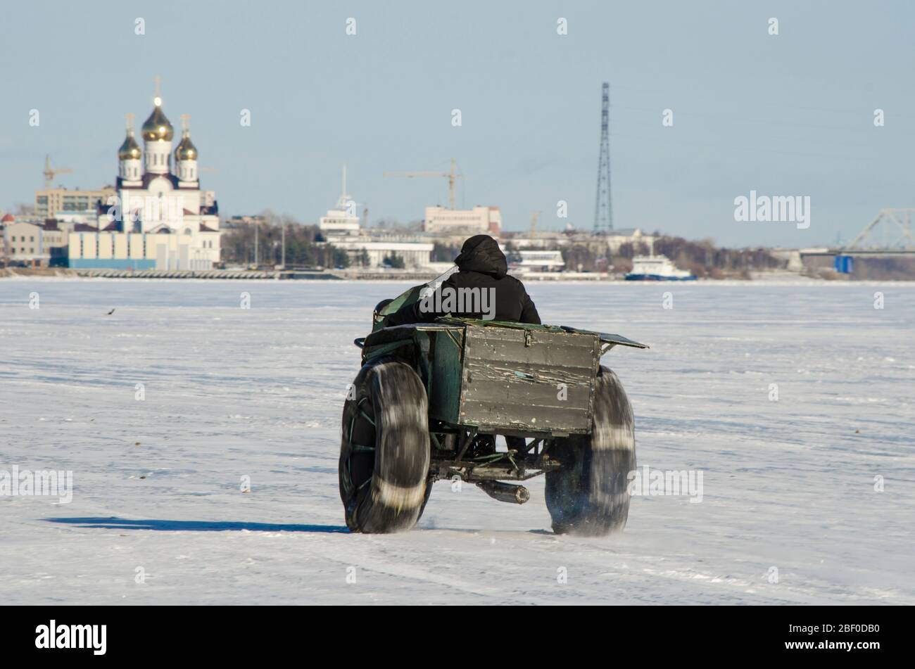 Avril 2020 - Arkhangelsk. Véhicule tout-terrain sur roues basse pression. Russie, région d'Arkhangelsk Banque D'Images
