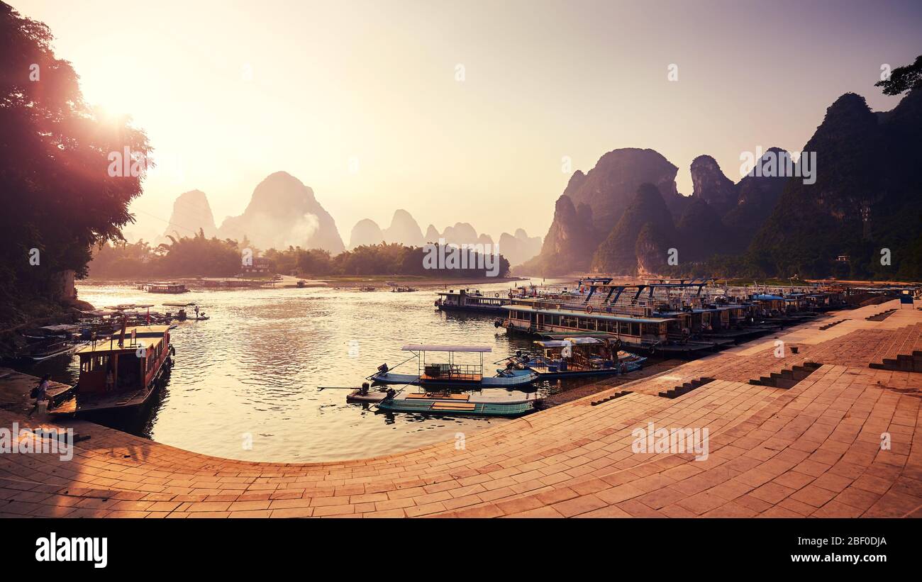 Radeaux en bambou à la banque de Li River à Xingping au coucher du soleil, coloration appliquée, Chine. Banque D'Images