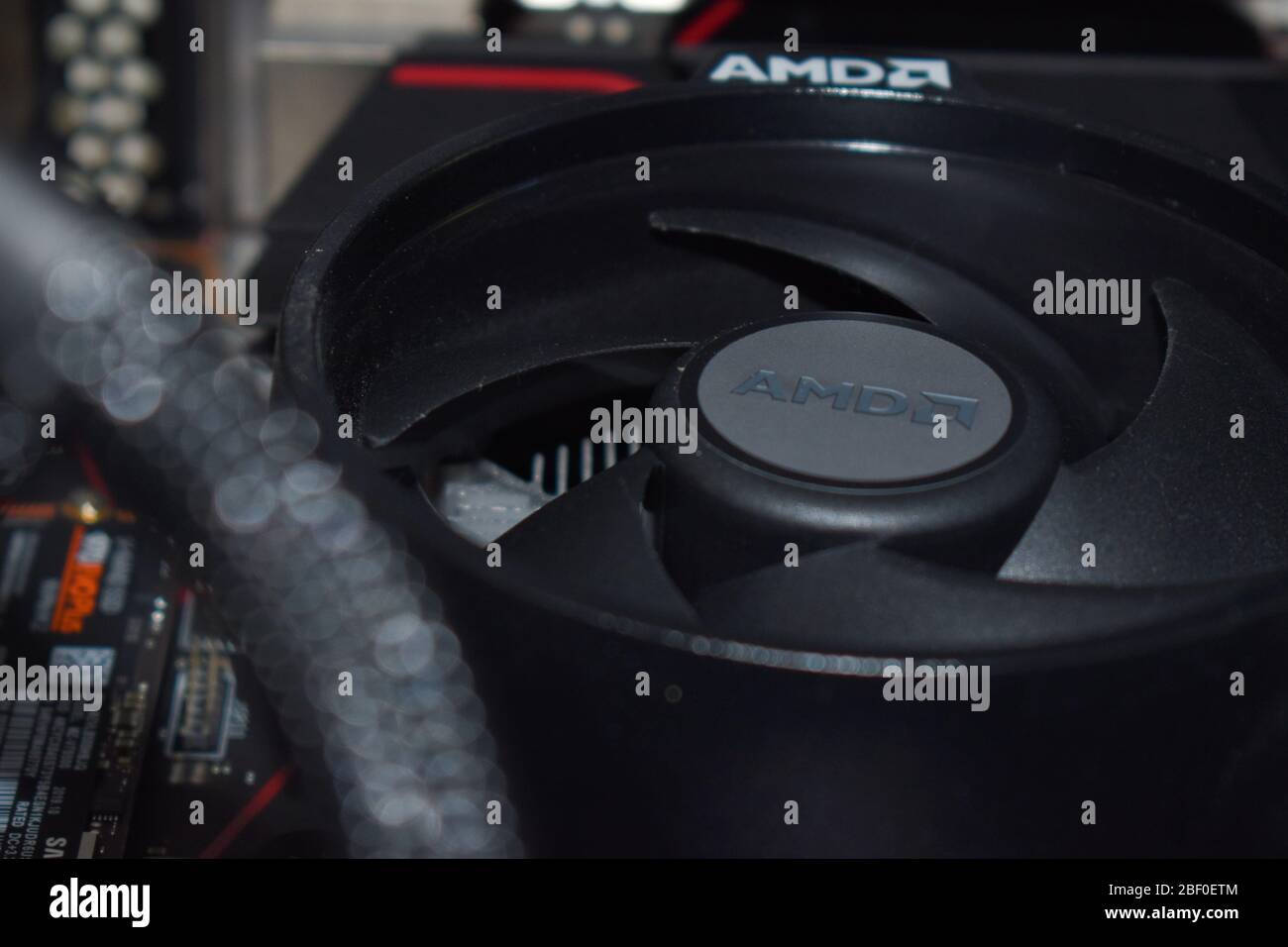 Vue rapprochée d'un processeur d'ordinateur AMD, la marque utilisée dans la Xbox Series X et la PlayStation 5 Banque D'Images