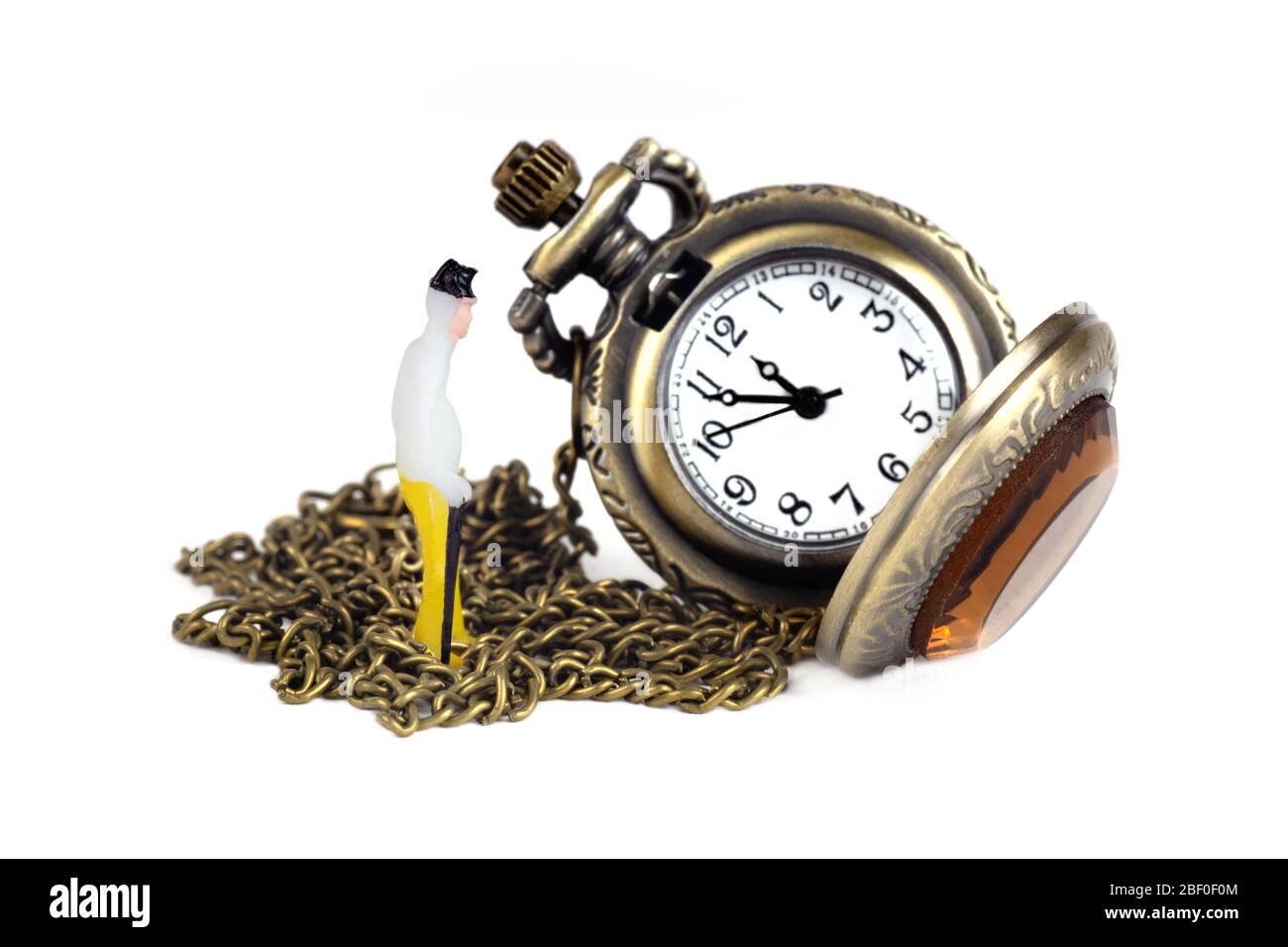 Miniature Life: Le vieil homme avec un bâton regarde le cadran d'une montre de poche vintage avec une chaîne de réflexion sur le temps. Banque D'Images
