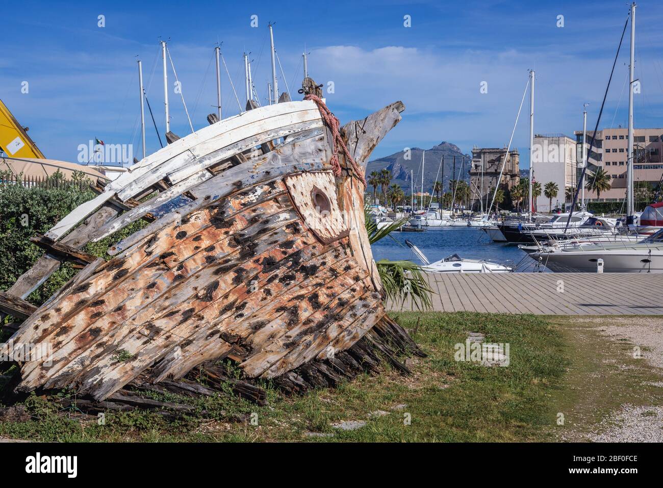 Vestiges de vieux bateaux dans la région de la Cala de Port de Palerme ville du sud de l'Italie, la capitale de la région autonome de Sicile Banque D'Images