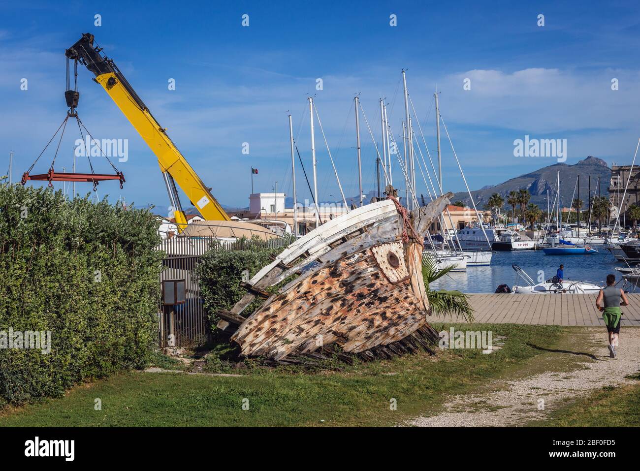 Vestiges de vieux bateaux dans la région de la Cala de Port de Palerme ville du sud de l'Italie, la capitale de la région autonome de Sicile Banque D'Images