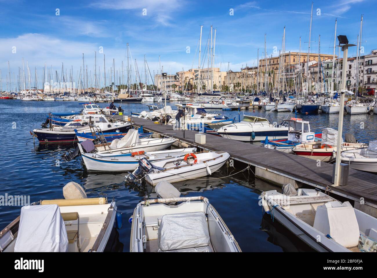 Bateaux dans la région de la Cala de Port de Palerme ville du sud de l'Italie, la capitale de la région autonome de Sicile Banque D'Images