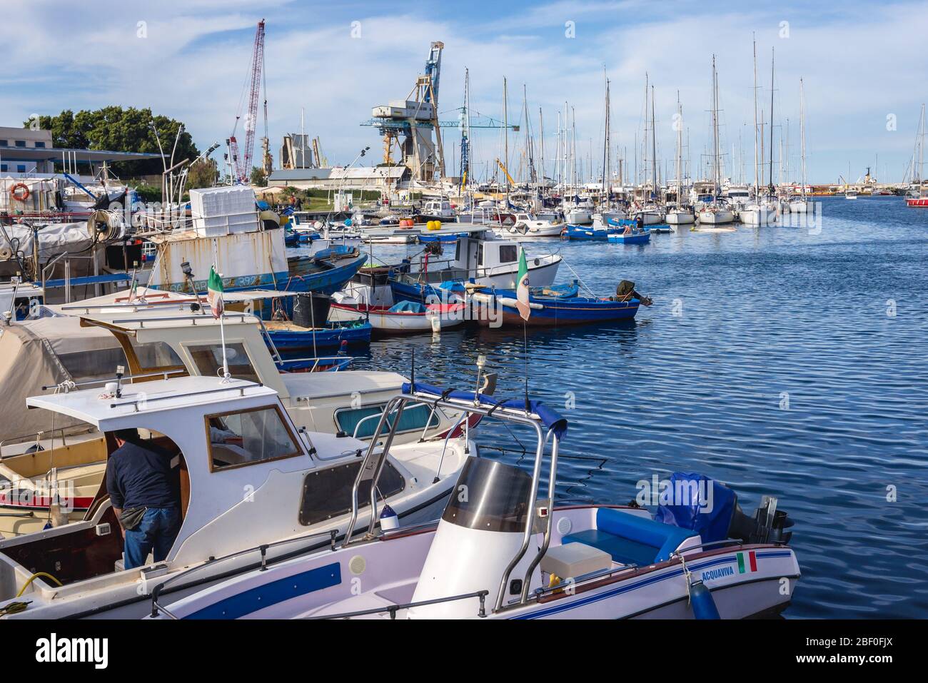 Bateaux de pêche dans la région de la Cala, port de Palerme ville du sud de l'Italie, capitale de la région autonome de Sicile Banque D'Images