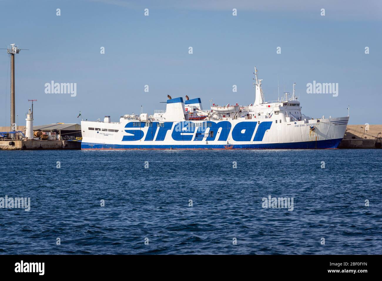 Pietro Novelli est un ferry de la société Siremar dans la région de la Cala de Port de Palerme ville du sud de l'Italie, capitale de la région autonome de Sicile Banque D'Images