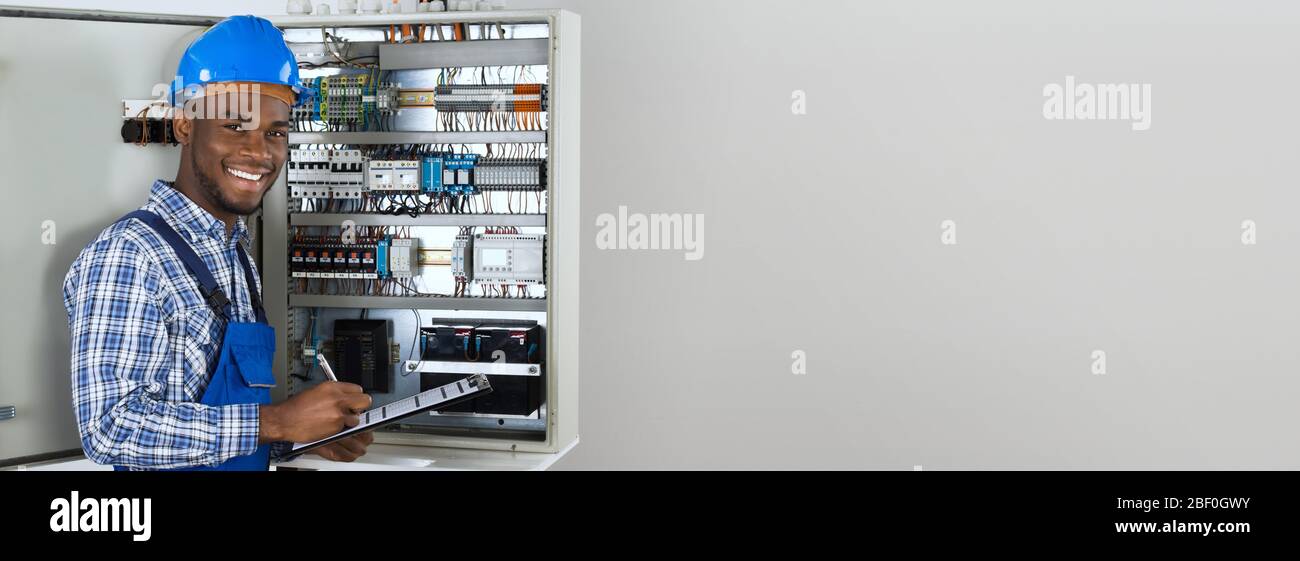 Électricien de maintenance et ingénieur africain américain Smiling Banque D'Images