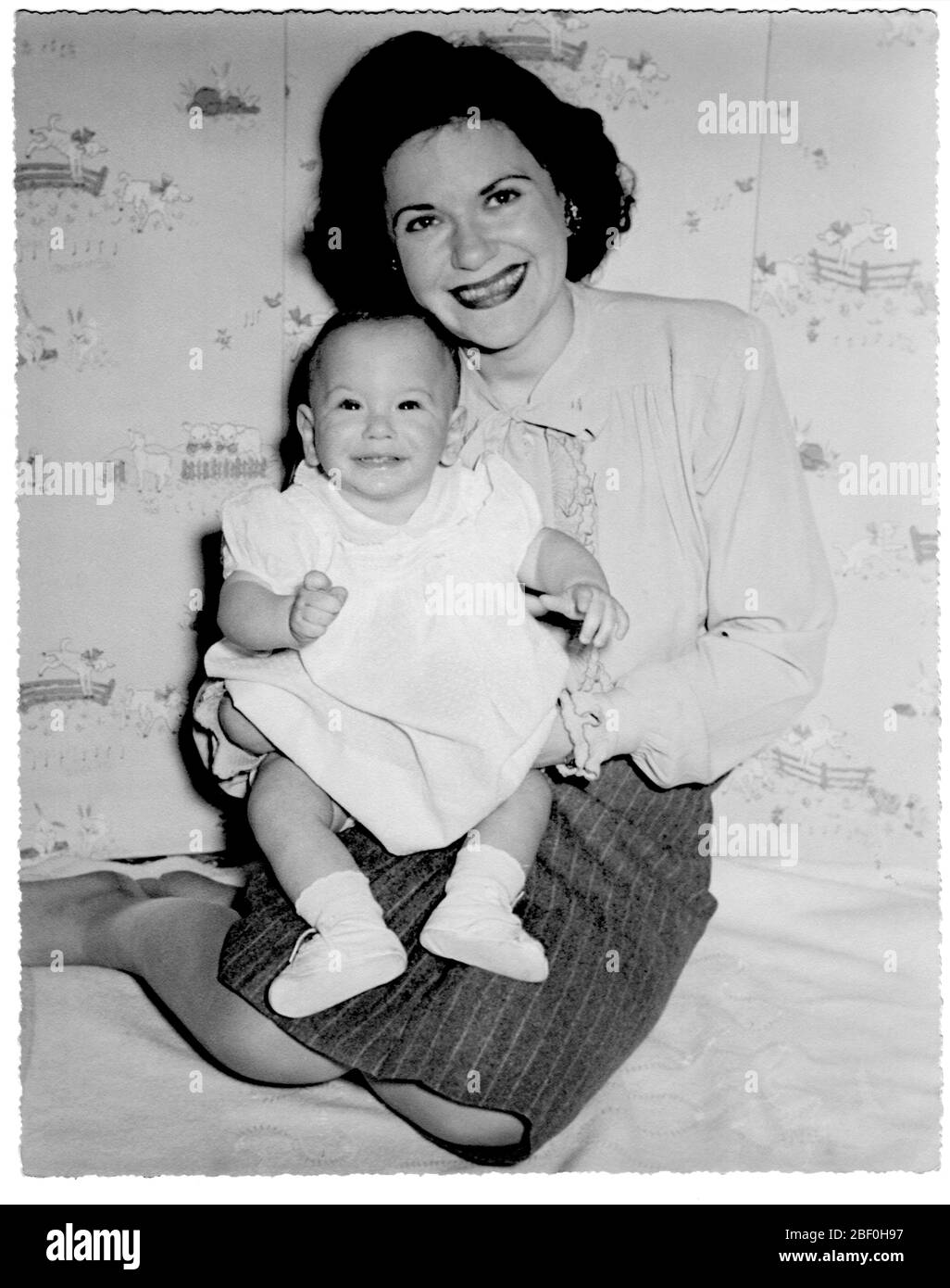 Photo ancienne d'une mère et de sa fille d'année posant, 1947. Banque D'Images
