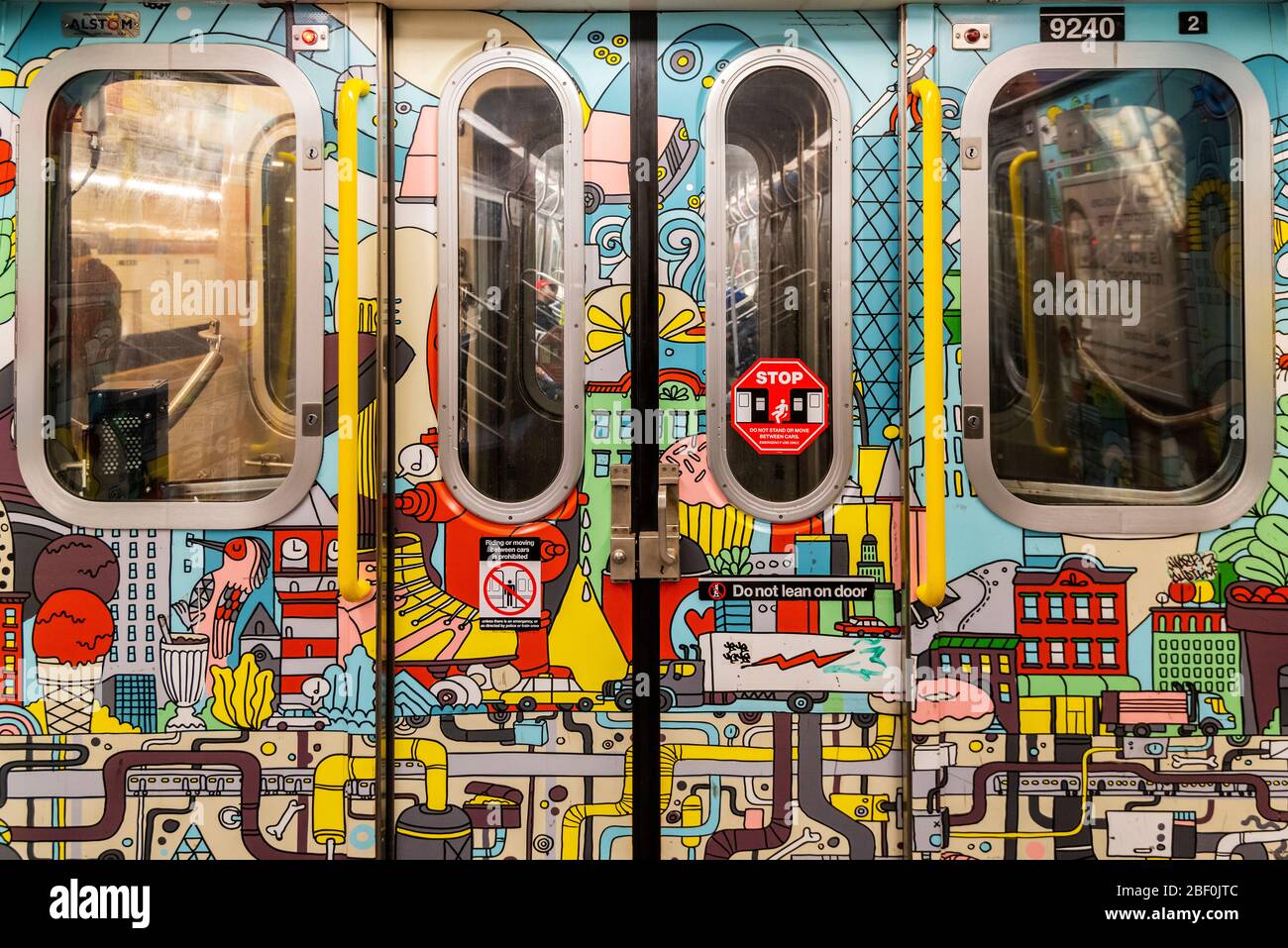 L'intérieur d'une rame de métro avec une décoration murale colorée Art, New York, USA Banque D'Images