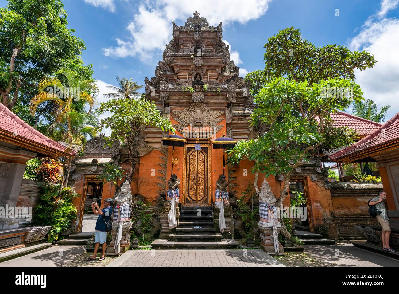 Vue horizontale des touristes aux portes principales du palais d'Ubud à Bali, Indonésie. Banque D'Images