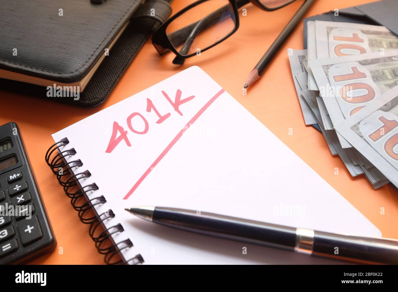401 000 mots sur le bloc-notes avec calculatrice et pièces. Banque D'Images