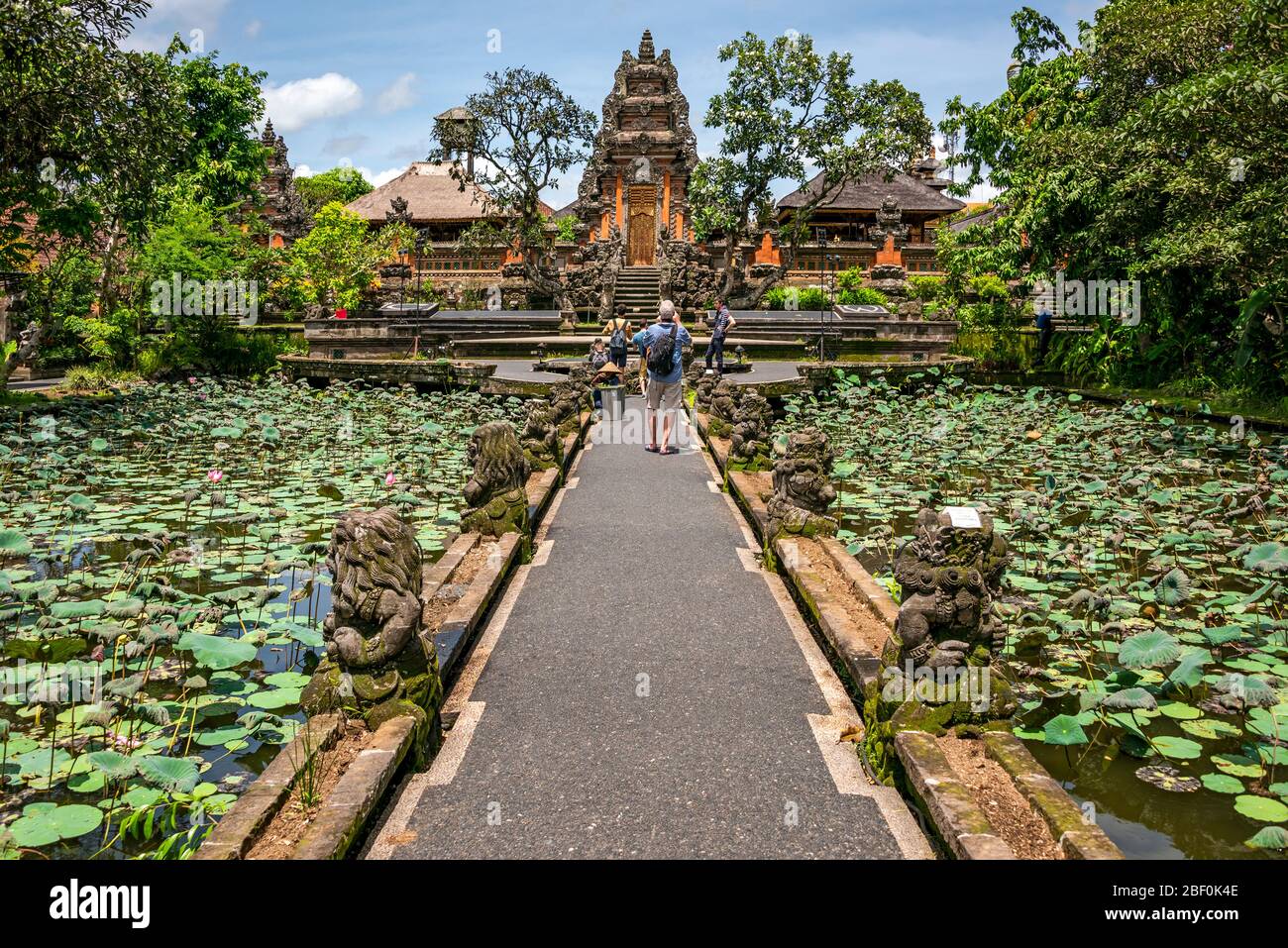 Vue horizontale sur le palais de l'eau d'Ubud alias le palais de Saraswati à Bali, en Indonésie. Banque D'Images