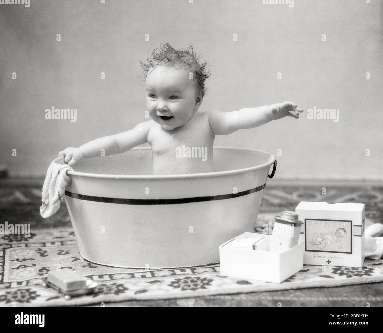 Annees 19 Rire De La Fille De Bebe Humide Assis Dans Les Bras De Bain Etire 5 Har001 Croissance De Bebe Fille Noir Et Blanc Caucasien Ethnicite Har001 A L Ancienne Photo