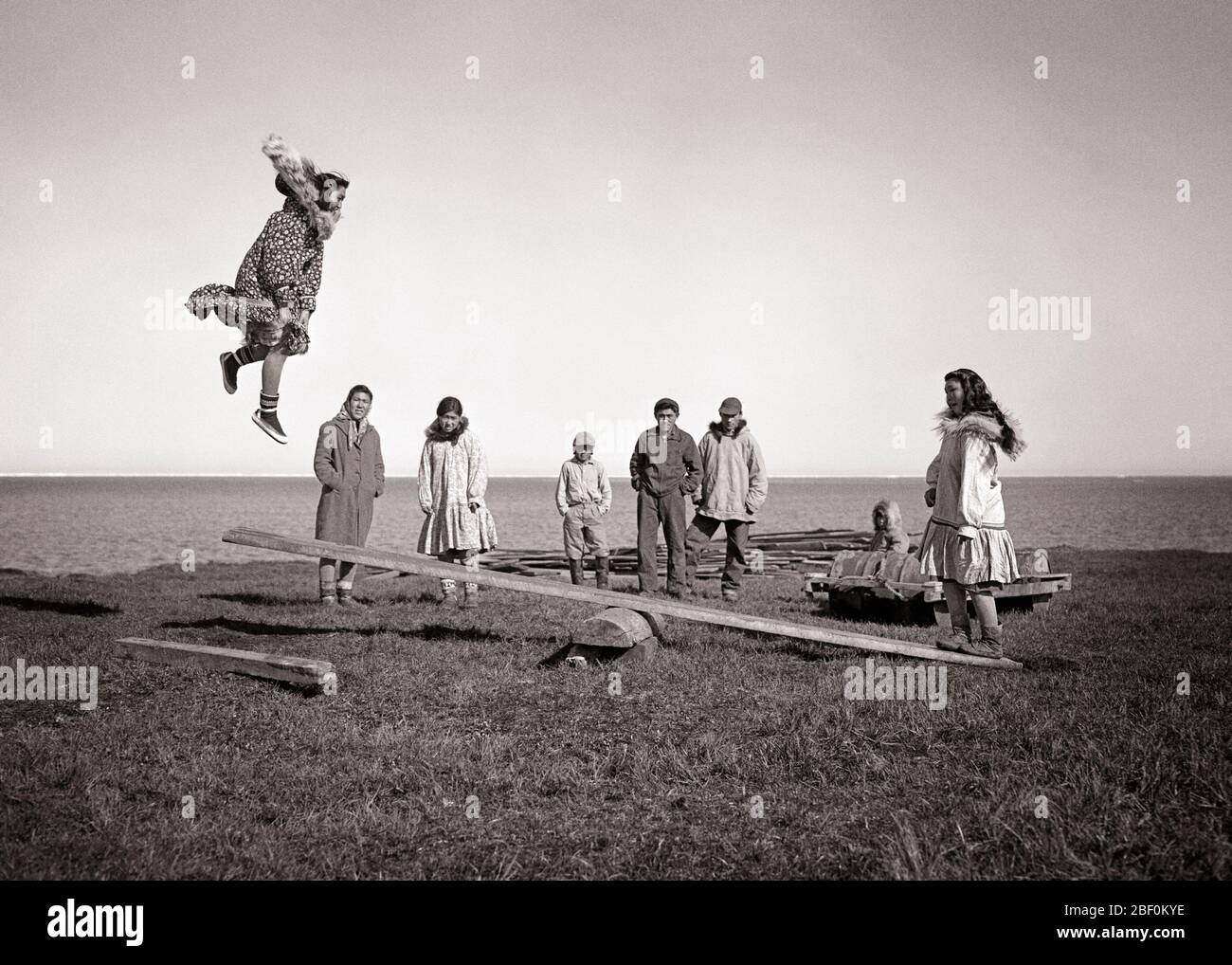 ANNÉES 1940 ANNÉES 1950 ALASKAN ESKIMO ENFANTS ET ADOLESCENTS JOUANT UN JEU DE JUMPBOARD UNE SORTE DE JEU DE SEESAW ARCTIC KOTZEBUE ALASKA USA - C2677 BAU001 HARS LÉAPING JOIE VIE FEMMES ESKIMO RURAL HOME VIE ETATS-UNIS COPIE ESPACE PLEINE LONGUEUR PHYSIQUE PERSONNES SEESAW INDIENS ETATS-UNIS D'AMÉRIQUE HOMMES ADOLESCENTES ADOLESCENT B&W AMÉRIQUE DU NORD ALASKA HUMOUR LEAP ET LOISIRS COMIQUE INUIT COMÉDIE GENRE ADOLESCENT KOTZEBUE NATIF AMERICAN ARCTIC COOPERATION CROISSANCE JEUNES AMÉRICAINS AUTOCHTONES PRÉ-ADOLESCENCE JEUNE GARÇON PRÉ-ADOLESCENCE JEUNE FILLE TOGETHER ALASKAN NOIR ET BLANC AUTOCHTONE Banque D'Images