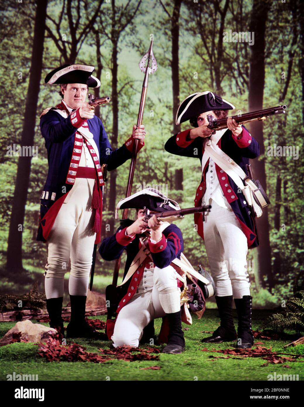 1970 OFFICIER ET DEUX HOMMES RÉVOLUTIONNAIRES RÉACTEURS DE GUERRE HABILLÉS EN UNIFORMES DE SOLDAT CONTINENTAL TOUS VISANT FLINTLOCK ARMES À FEU - KC6817 HAR001 HARS PLEINE LONGUEUR PERSONNES INSPIRATION HOMMES RISQUE CONFIANCE LIBERTÉ GUERRES AVENTURE LOISIRS EXCITATION TRICORNE FIERTÉ 1776 FLINTLOCK POLITIQUE UNIFORMES GUERRE D'INDÉPENDANCE CONNEXION RÉACTEURS CONCEPT MOUSKET ÉLÉGANT RÉVOLTE AMÉRICAINE RÉVOLUTIONNAIRE GUERRE 1770 VISANT COLONIES COOPÉRATION ARMES À FEU ARME À FEU HOMME MOYEN-ADULTE PISTOLET TOGETHNESS CAUCASIEN HAR001 DÉMODÉE Banque D'Images