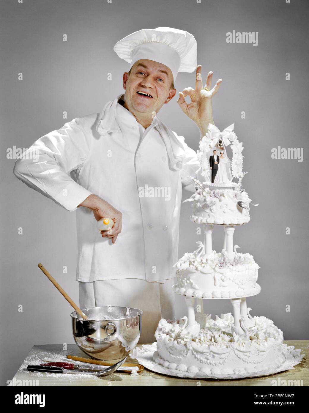 Annees 60 Homme Souriant Chef Patissier Debout Par Une Creation De Gateau De Mariage Decoree Elaboree Regardant La Camera Faire Le Signal Okay Kf3690 Har001 Hars Nostalgie Ancienne Mode 1 Style Annees 60 Homme Souriant Chef Patissier Debout Par Une Creation De Gateau De Mariage Decoree Elaboree Regardant La Camera Faire Le Signal Okay Kf3690 Har001 Hars Nostalgie Ancienne Mode 1 Style