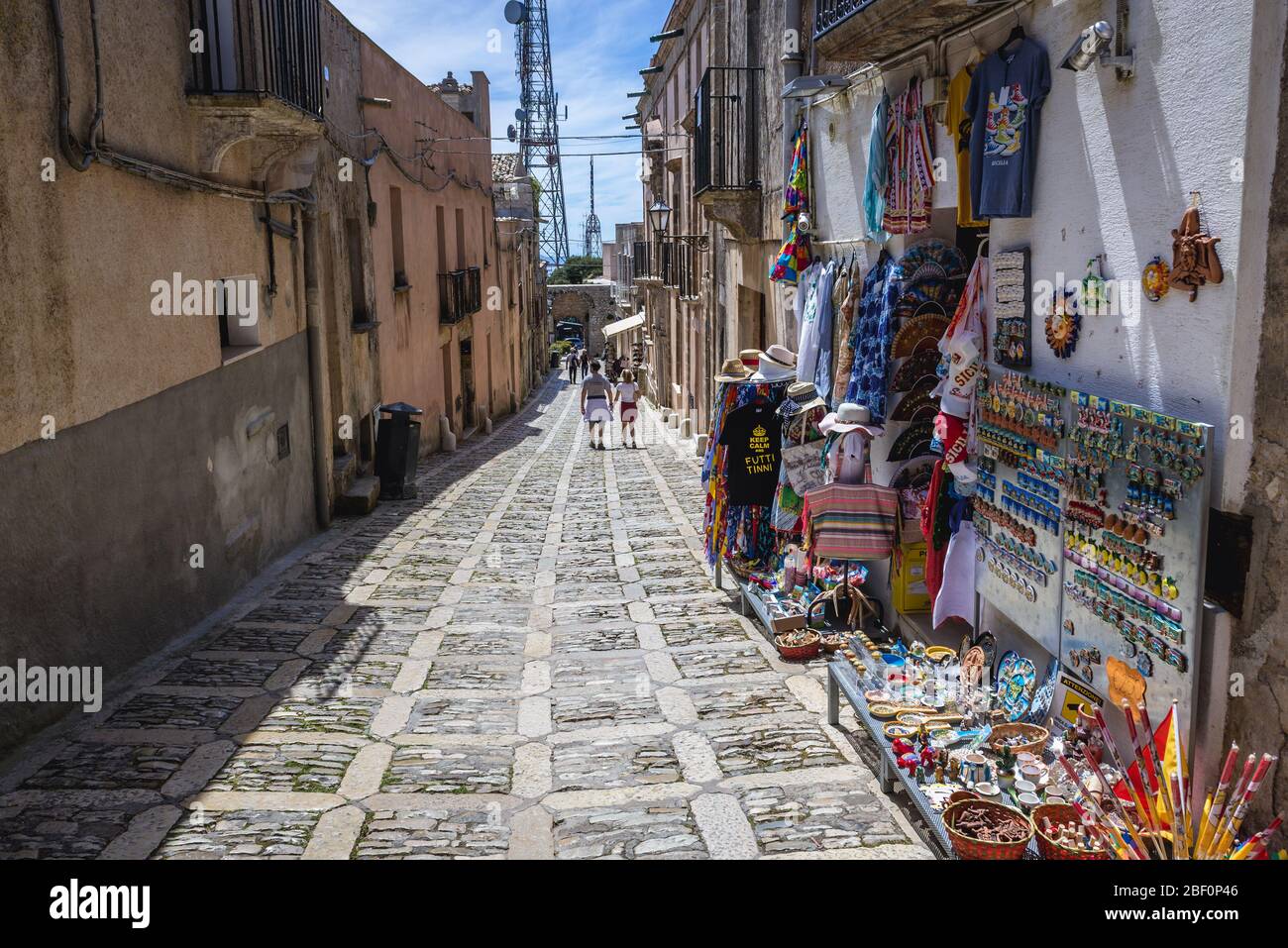 Via Vittorio Emanuele - rue principale dans la ville historique d'Erice sur un Mont Erice dans la province de Trapani en Sicile, en Italie du sud Banque D'Images