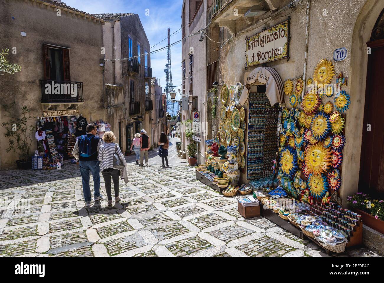 Via Vittorio Emanuele - rue principale dans la ville historique d'Erice sur un Mont Erice dans la province de Trapani en Sicile, en Italie du sud Banque D'Images