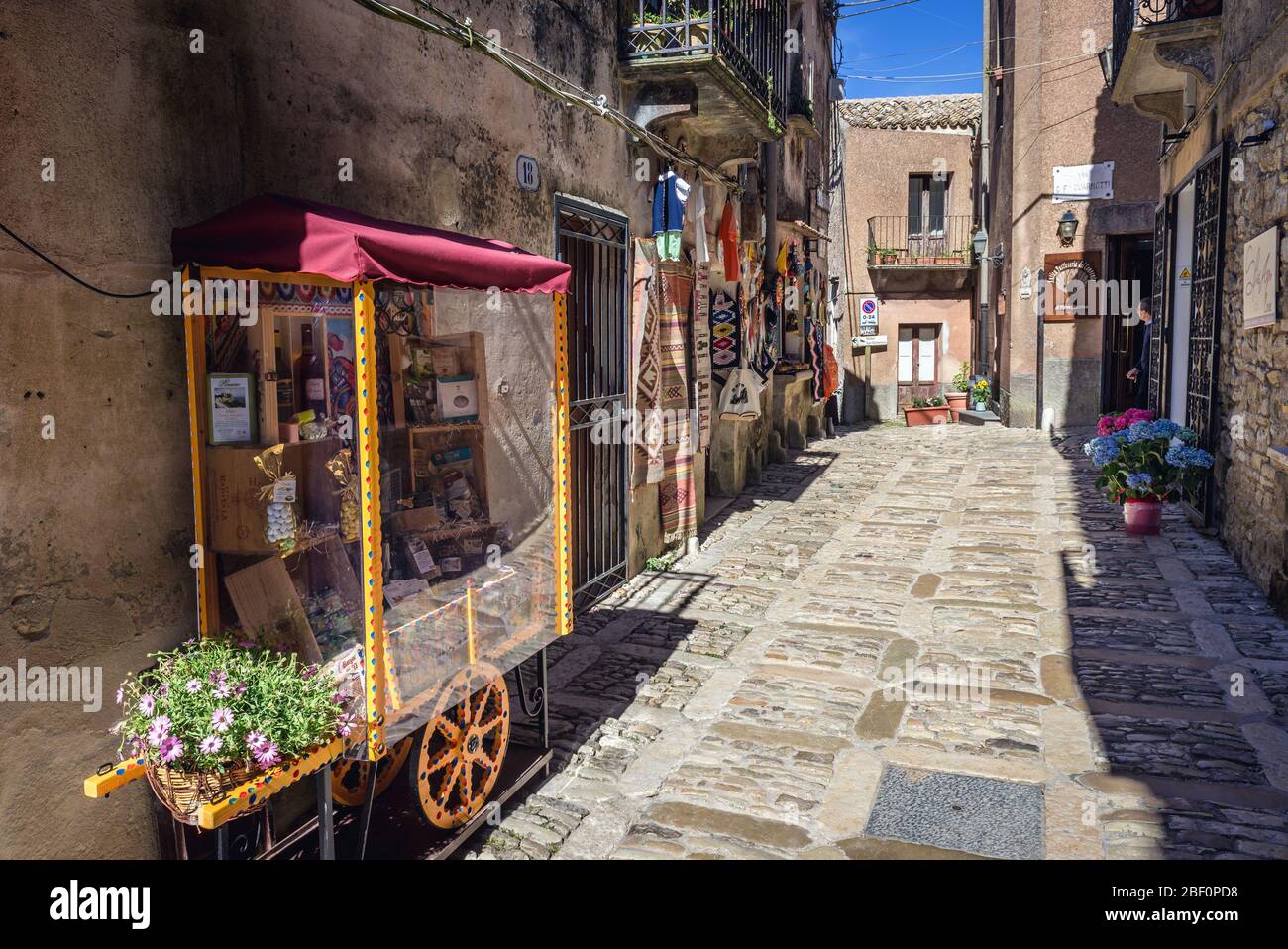 Rue étroite dans la ville historique d'Erice sur un mont Erice dans la province de Trapani en Sicile, dans le sud de l'Italie Banque D'Images
