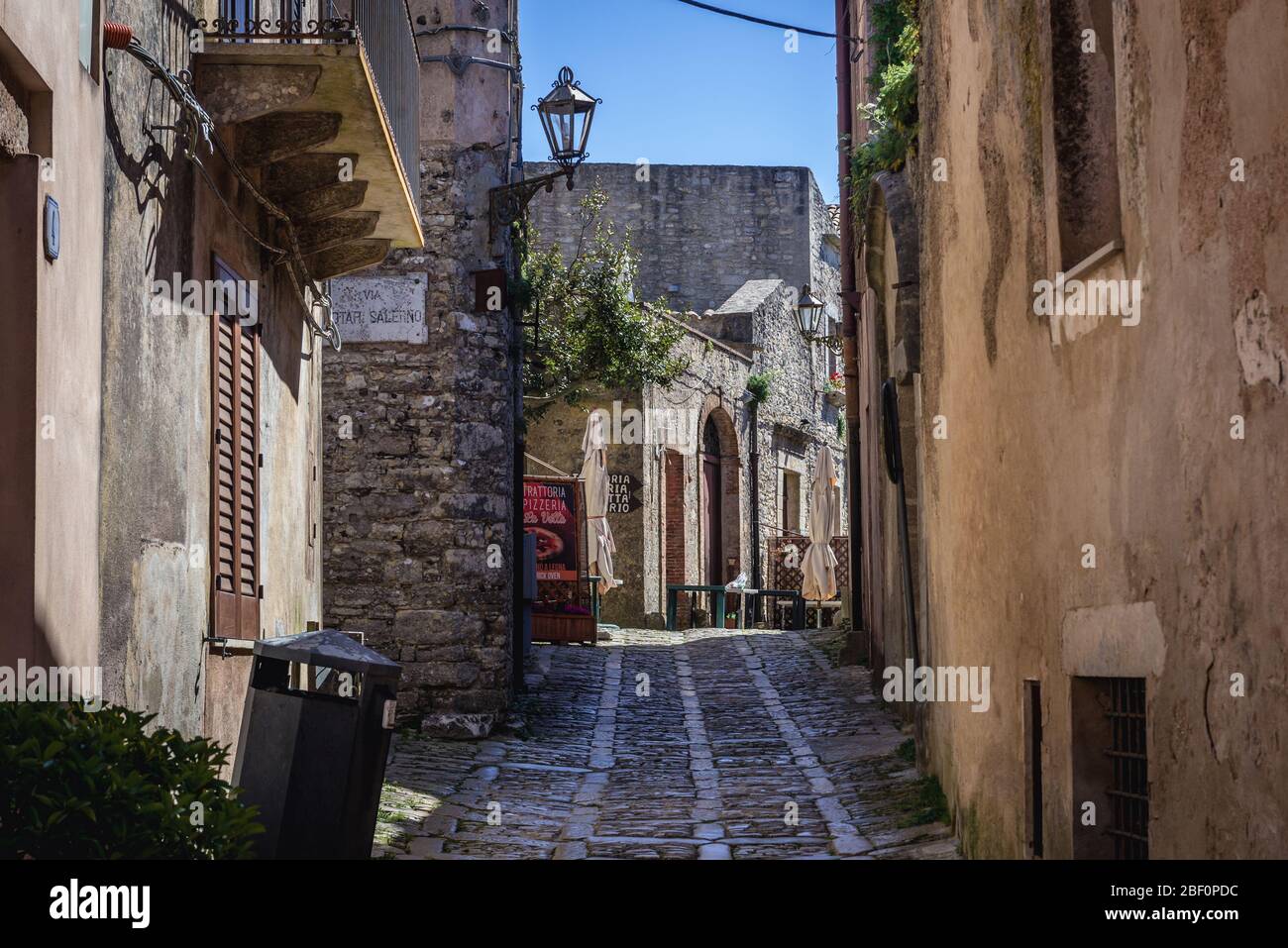 Rue étroite dans la ville historique d'Erice sur un mont Erice dans la province de Trapani en Sicile, dans le sud de l'Italie Banque D'Images
