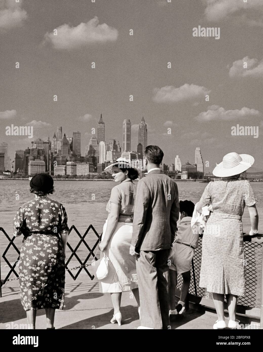 FAMILLE ANONYME DES ANNÉES 1930 PÈRE MÈRE FILS DEUX FEMMES PLUS ÂGÉES PROFITANT DE LA VUE DE MANHATTAN DE STATEN ISLAND FERRY NEW YORK CITY USA - Q38314 CPC001 HARS URBAN ISLAND VIEILLE NOSTALGIE VIEILLE ÉPOQUE VIEILLE MODE 1 HORIZON STYLE JUVÉNILE MANHATTAN FAMILLES STYLE DE VIE CINQ HISTOIRE ARCHITECTURE FEMMES PASSAGERS 5 ÉTATS-UNIS COPIER ESPACE PLEINE LONGUEUR FEMMES PERSONNES INSPIRATION PITTORESQUE ETATS-UNIS D'AMÉRIQUE HOMMES BÂTIMENTS TRANSPORT B&W AMÉRIQUE DU NORD HARBOUR SUMMERTIME DOWNTOWN ROBES NORTH AMERICAN DREAMS PROPRIÉTÉ BÉNÉFICIANT DE LA DIRECTION DE NEW YORK IMMOBILIER NEW YORK STRUCTURES VILLES FERRY ÉLÉGANT EDIFICE FERRIES Banque D'Images