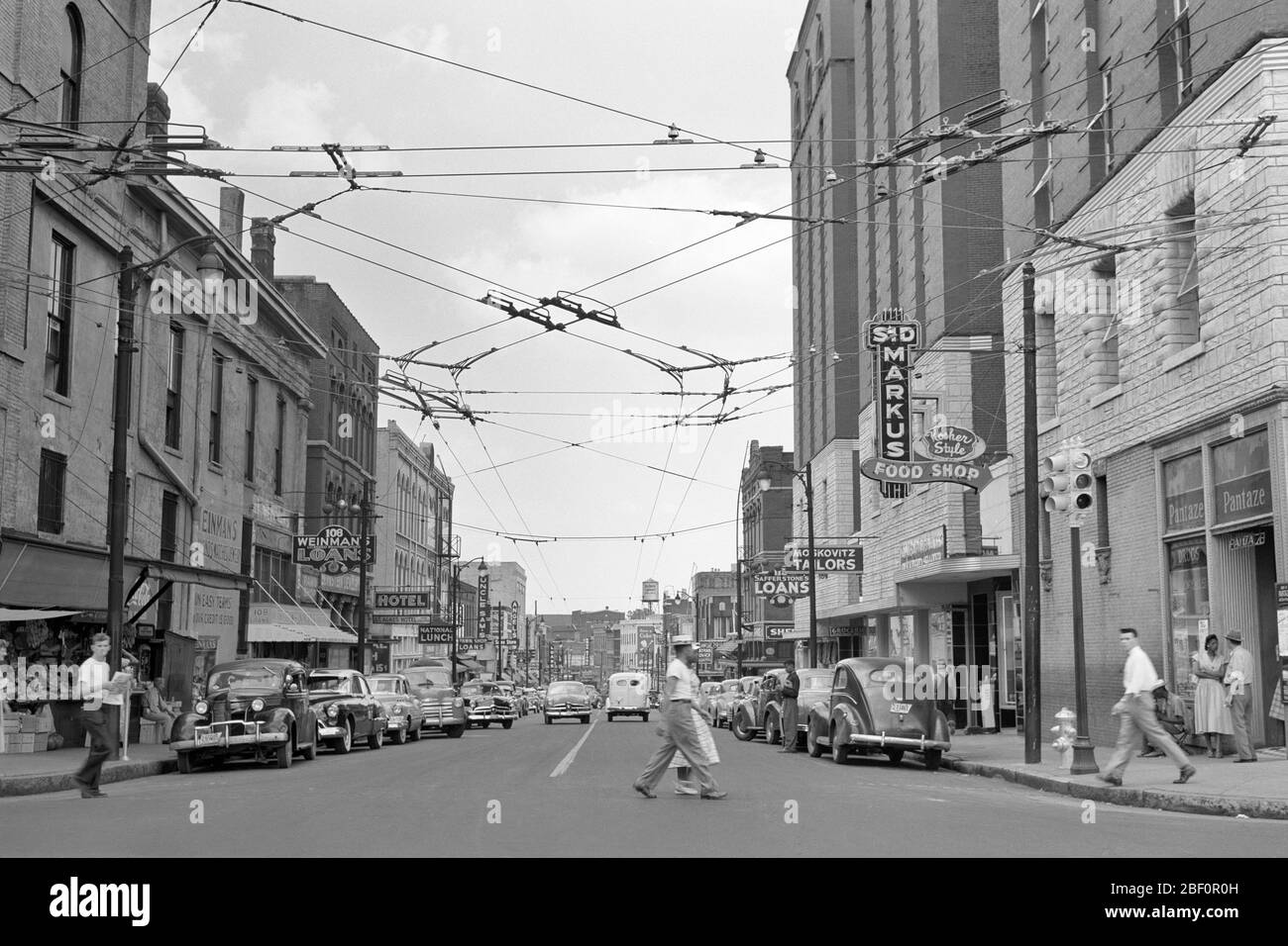 ANNÉES 1950 BOUTIQUES ET PIÉTONS SUR BEALE STREET, CÂBLES ÉLECTRIQUES AÉRIENS POUR LES AUTOBUS SANS VOIES DE TRAMWAY TENNESSEE MEMPHIS USA - R14006 LAN001 HARS HISTOIRE DES FRAIS GÉNÉRAUX LES FEMMES FILS ÉTATS-UNIS COPIE ESPACE PLEINE LONGUEUR FEMMES BOUTIQUES ETATS-UNIS D'AMÉRIQUE AUTOMOBILE HOMMES PIÉTONS TRANSPORT B&W AMÉRIQUE DU NORD SHOPPERS AMÉRIQUE DU NORD AFRO-AMÉRICAINS AFRO-AMÉRICAIN ET AUTOS EXTÉRIEUR PROGRÈS NOIR ETHNICITÉ INNOVATION MAGASINS SUD MEMPHIS FLOU AUTOMOBILES VILLES ÉLÉGANTES DIVERS VÉHICULES BEALE VARIÉE COMMERCE STREET SCÈNE TENNESSEE NOIR ET BLANC ENTREPRISES Banque D'Images