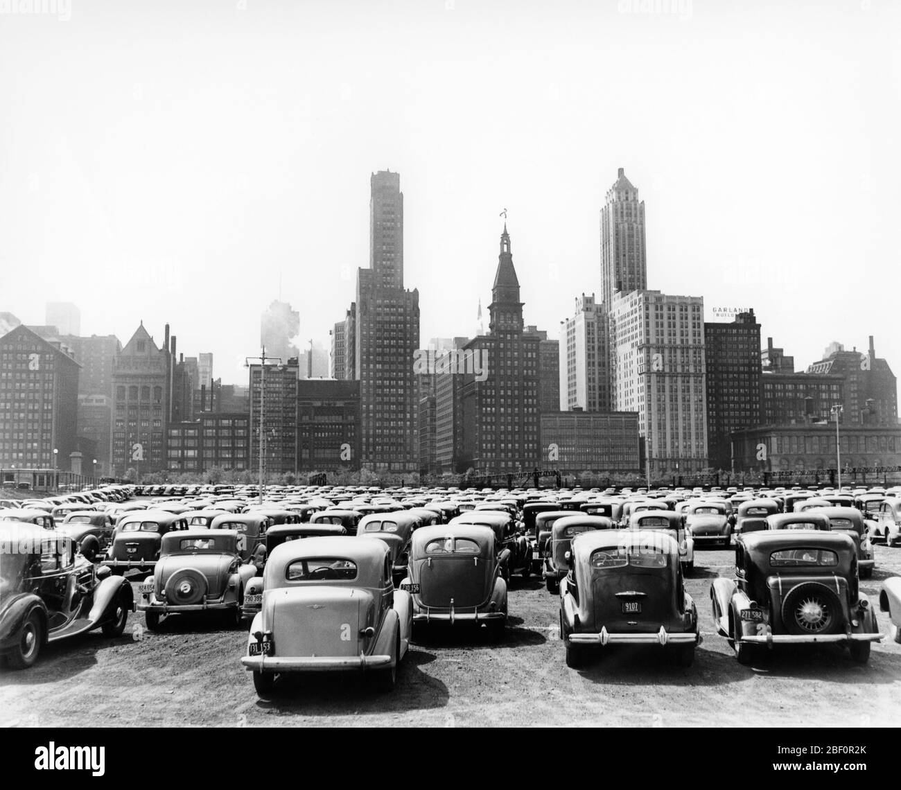 AUTOMOBILES DES ANNÉES 1930 SUR LE PARKING DE MICHIGAN AVENUE AVEC GRATTE-CIEL DES BÂTIMENTS EN ARRIÈRE-PLAN CHICAGO ILLINOIS ÉTATS-UNIS - R292 HAR001 PARKING HARS GRATTE-CIEL Banque D'Images