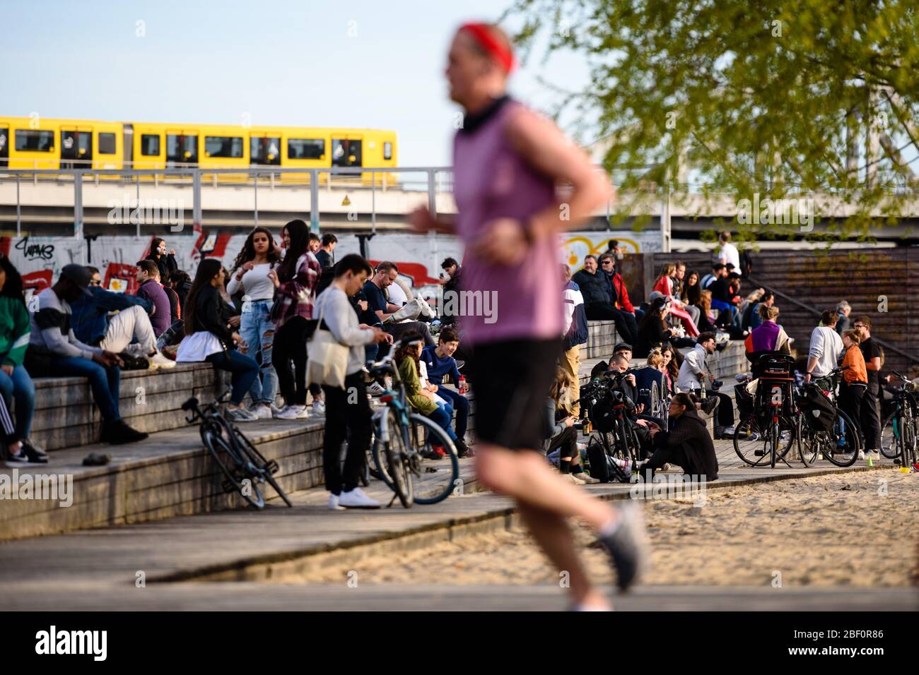 16 avril 2020: Des foules de personnes s'assoient sur des marches en bois dans le parc Gleisdreieckpark de Berlin malgré l'interdiction de contact. Les personnes vivant dans la ville de Berlin doivent rester dans leurs appartements ou dans leur logement habituel pour contenir le coronavirus, les réunions de plus de 2 personnes sont interdites, les gens sont invités à garder une distance minimale. Crédit: Jan Scheunert/ZUMA Wire/Alay Live News Banque D'Images