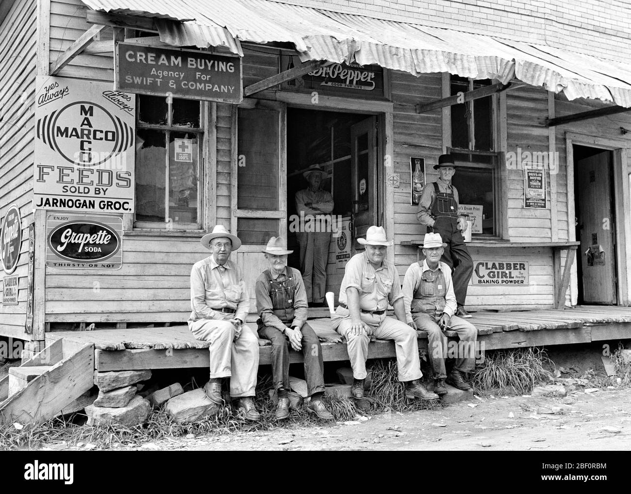 ANNÉES 1940 CINQ HOMMES DE HAUT NIVEAU DANS LES VÊTEMENTS DE TRAVAIL DE FERME SUR LE PORCHE AVANT DU MAGASIN GÉNÉRAL RURAL OZARK MONTAGNES PRÈS D'ELKINS ARKANSAS USA - S19361 LAN001 HARS COMMUNICATION AMI PUBLICITÉ PLAISIR VIE SATISFACTION CINQ AÎNÉS D'ARCHITECTURE 5 GÉNÉRAL RURAL ETATS-UNIS COPIER ESPACE AMITIÉ PLEINE LONGUEUR PERSONNES BOUTIQUES ETATS-UNIS D'AMÉRIQUE AGRICULTURE HOMMES BÂTIMENTS HOMME SENIOR ADULTE SENIOR AGRICULTURE B&W AMÉRIQUE DU NORD CONTACT YEUX AMÉRIQUE DU NORD VISION GRAND ANGLE BONHEUR VIEILLESSE OLDSTERS GAI OLDSTER LOISIRS SERVICE À LA CLIENTÈLE ARKANSAS RÉSEAUTAGE EXTÉRIEUR AGRICULTEURS FIERTÉ OCCASION PRÈS Banque D'Images