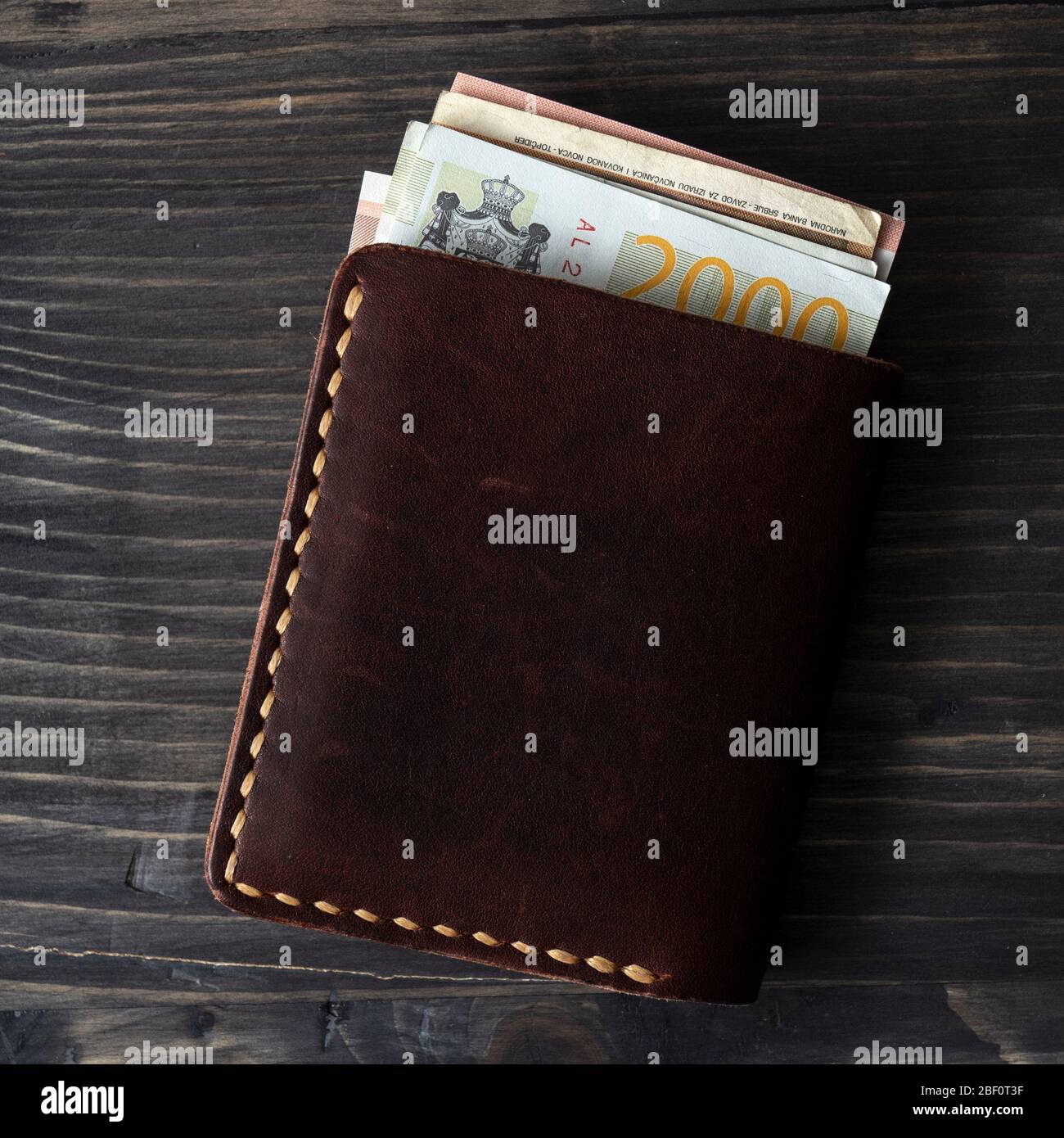 Portefeuille en cuir pour homme sur table en bois, de dessus Photo Stock -  Alamy