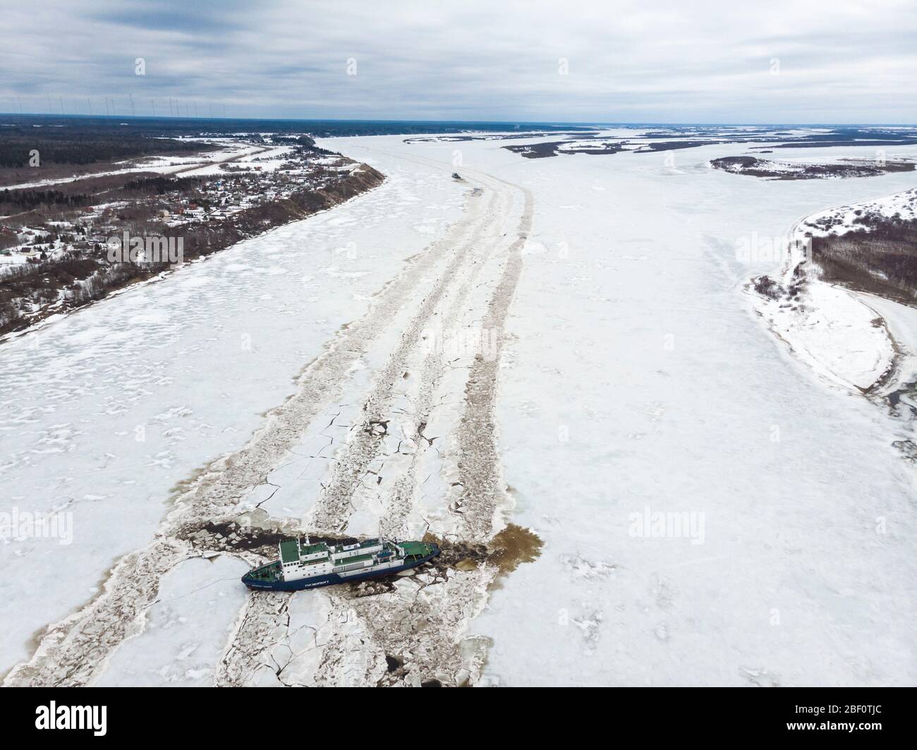 Avril 2020 - Tsenovets. Le travail des brise-glace pendant la dérive de glace. Inondation printanière en Russie. Russie, région d'Arkhangelsk Banque D'Images