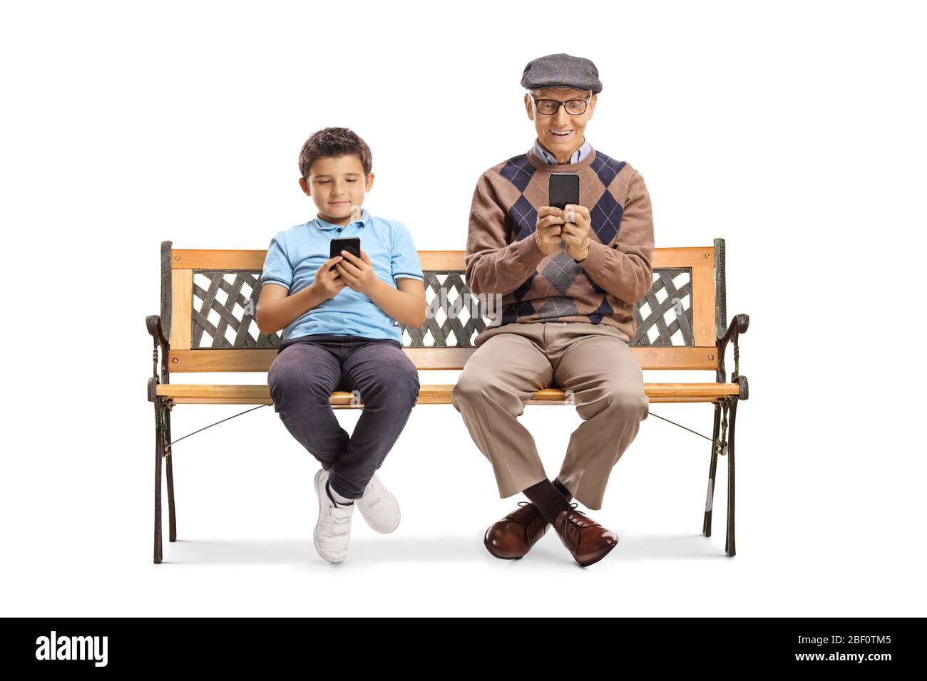 Grand-père et petit-fils assis sur un banc et dactylographie sur des téléphones portables isolés sur fond blanc Banque D'Images