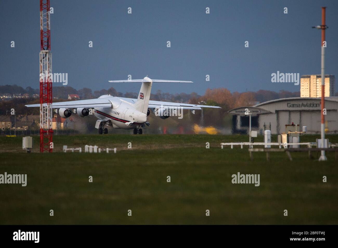 Glasgow, Royaume-Uni. 16 avril 2019. Photo : Escadron N°32 (Bae HS146-100 Aircraft Reg ZE701) l'avion privé qui dessert la famille royale et les hauts fonctionnaires pour leurs besoins de voyage aérien exécutifs, à savoir la Reine et le premier ministre, est vu à l'aéroport de Glasgow lors d'une brève visite avant de repartir. Crédit : Colin Fisher/Alay Live News Banque D'Images