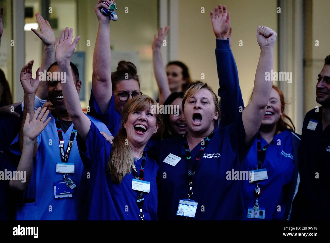 Infirmières à l'extérieur de l'hôpital Chelsea et Westminster de Londres, pour saluer les héros locaux au cours de l'initiative nationale Clap for Carers NHS de jeudi pour applaudir les travailleurs et les soignants du NHS qui luttent contre la pandémie de coronavirus. Banque D'Images