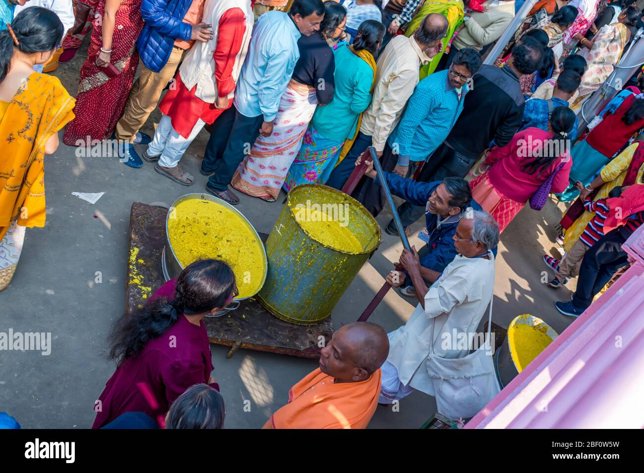 Certains volontaires portent de la nourriture pour la distribution entre les gens pendant Kolpotoru Utsab, à Cossipore à Kolkata, Bengale occidental, Inde, en janvier 2020 Banque D'Images