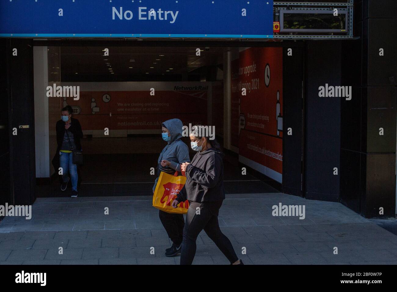 Londres Royaume-Uni 14 avril 2020 les femmes portant des masques sugicaux marchent après la gare d'Euston qui est exceptionnellement calme après que le gouvernement a demandé aux gens de se réfuter Banque D'Images