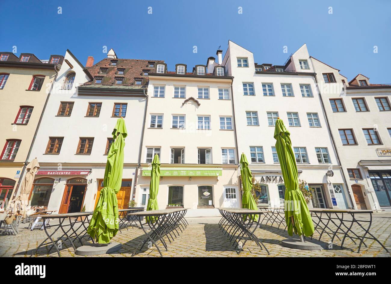 Restaurants fermés et tables vides en plein soleil, St Jakobs-Platz, vieille ville, Corona Crisis, Munich, Haute-Bavière, Bavière, Allemagne Banque D'Images