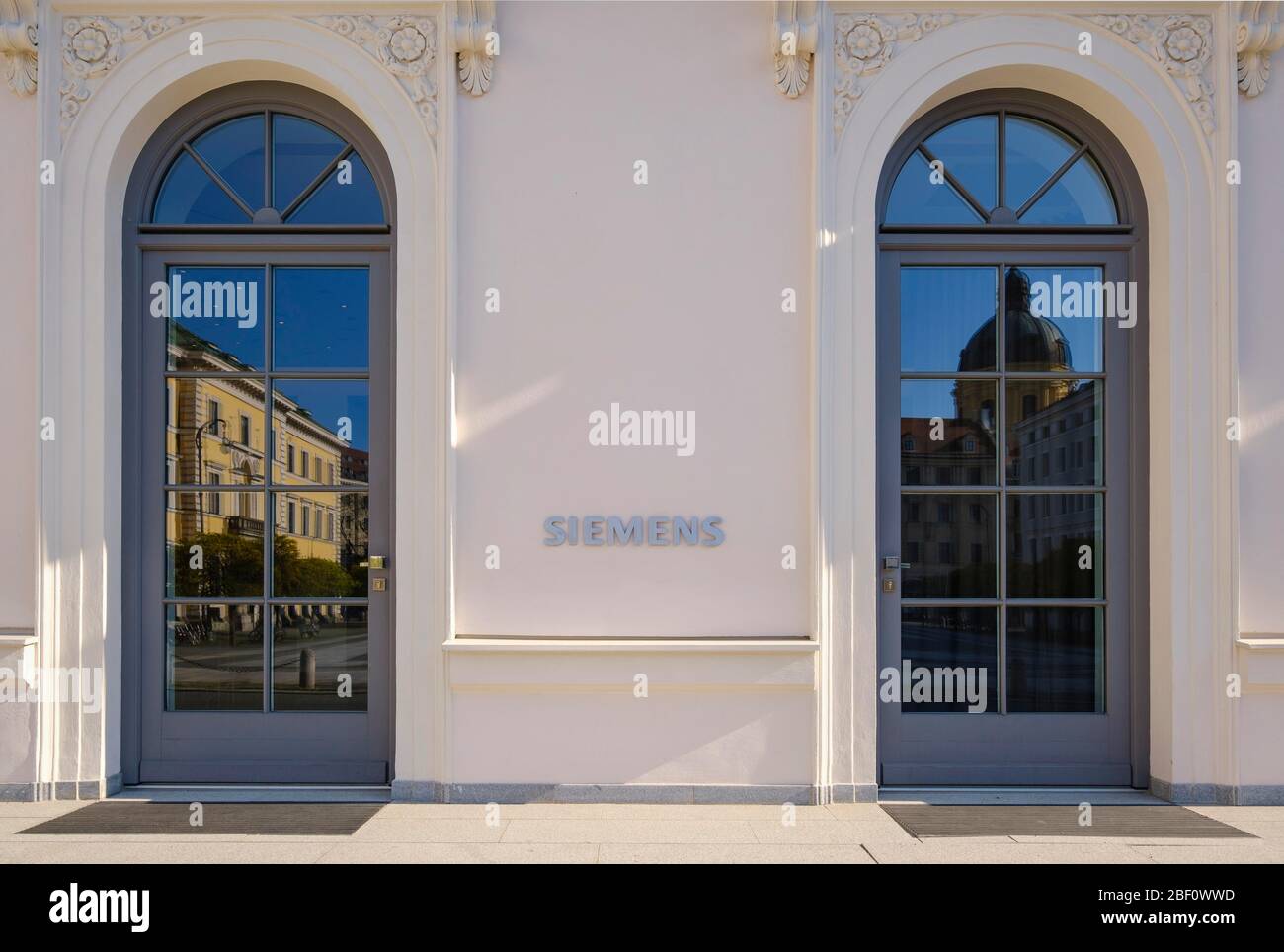 Entrée principale du siège de Siemens au Palais Ludwig Ferdinand, Wittelsbacherplatz, Maxvorstadt, Munich, Haute-Bavière, Bavière, Allemagne Banque D'Images